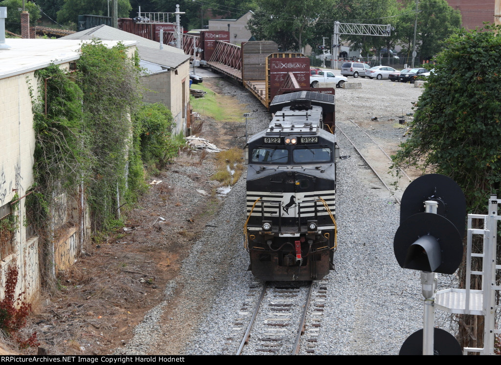 NS 9122 is on the south end of train E25 headed for Glenwood Yard